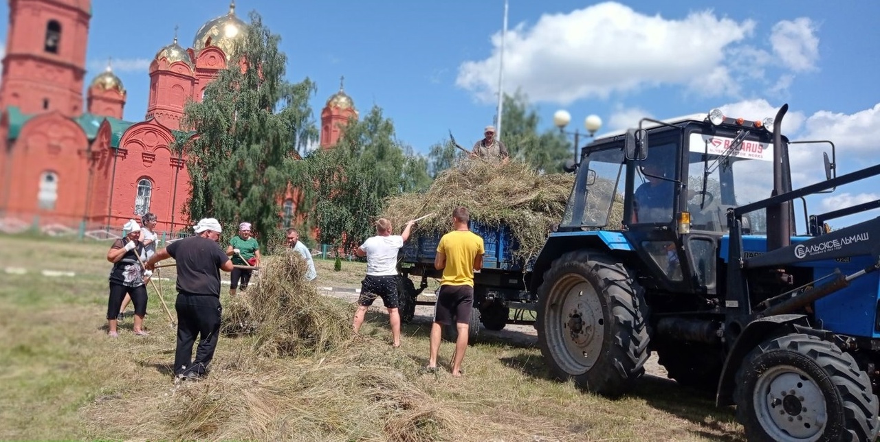 Уборка села Муром продолжается.