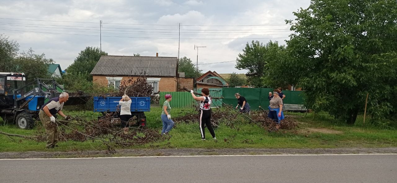 Субботники по наведению порядка на общественных территориях села Муром идут полным ходом.