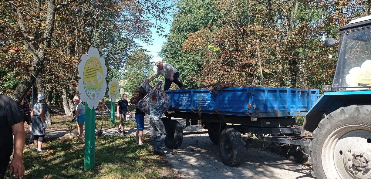 В парке в честь святых Петра и Февронии Муромских навели порядок.