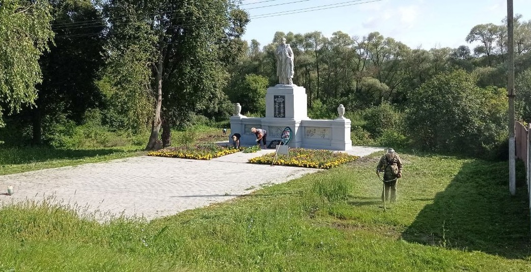 Сегодня мы провели экологический субботник на территории братской могилы в селе Зиборовка.