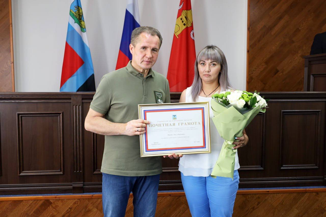 Губернатор Белгородской области вручил заслуженные награды нашим жителям, которые проявили героизм и мужество в дни обстрелов Шебекинского округа.