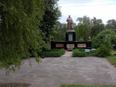 Братская могила  советских воинов, погибших в боях с фашистскими захватчиками в 1943 году.